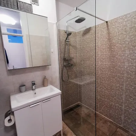 Luna In Biograd Center بيوغْغاد نا موغو